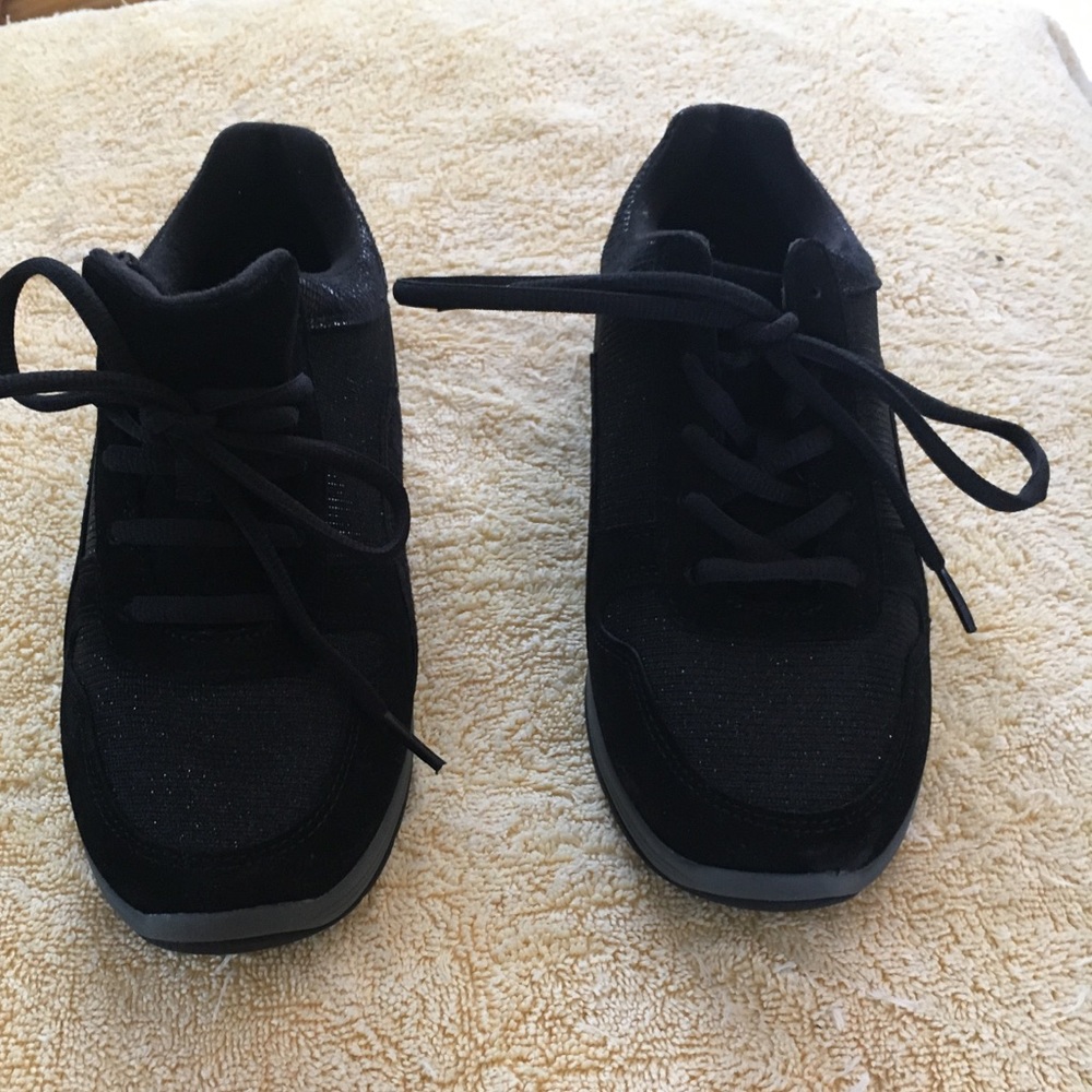 New in box Sass Sneakers extra wide size 6